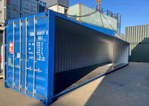 40FT container + cut-outs for side walls, HZKU 450 929-4